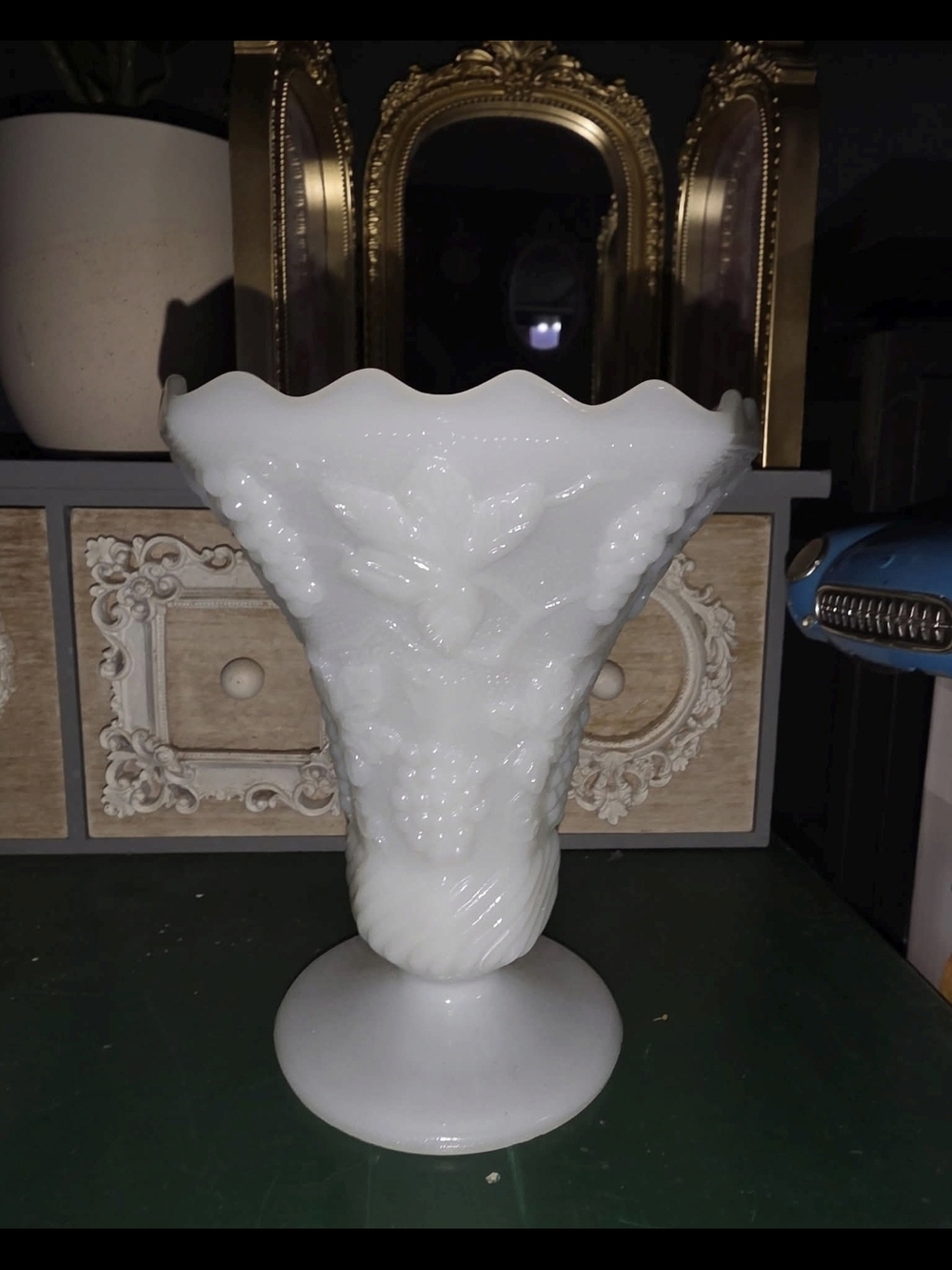 Vintage. White Milk Glass Vase. Anchor Hocking.